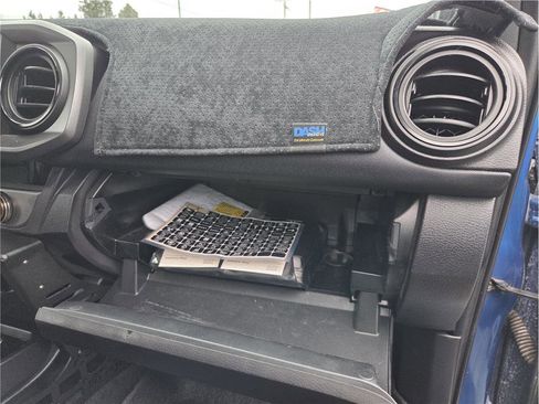 Used 2018 Toyota Tacoma TRD Off-Road w/ Technology Package image 28