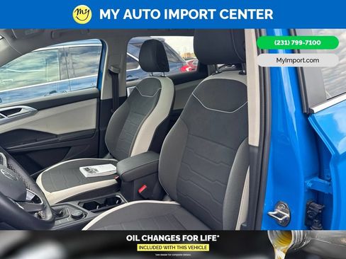 Used 2025 Volkswagen Taos SE w/ Panoramic Sunroof Package AWD/4WD image 7