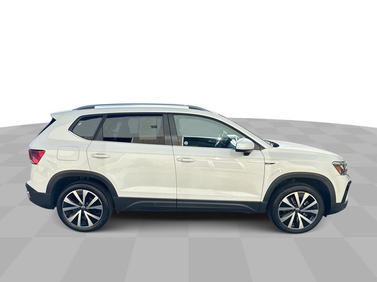 Used 2024 Volkswagen Taos SE w/ Panoramic Sunroof Package FWD image 9