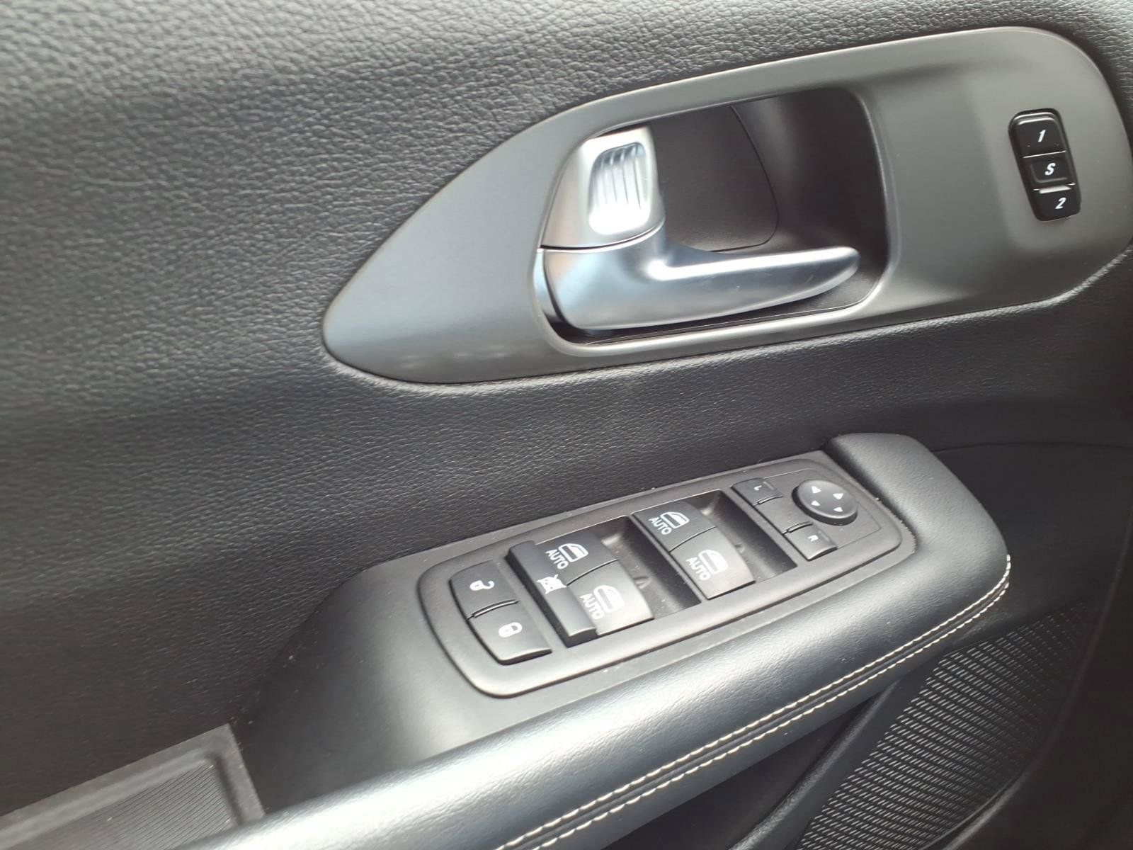 Used 2025 Chrysler Pacifica Select FWD image 39