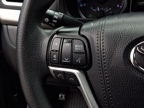 Used 2019 Toyota Highlander LE AWD/4WD image 21