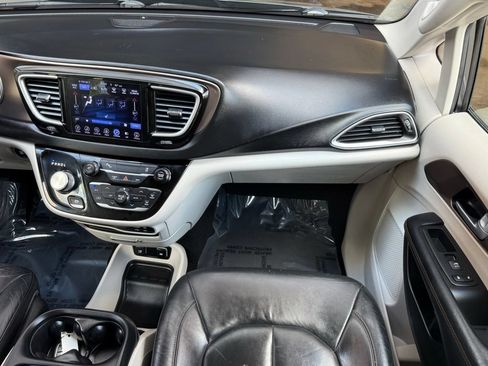 Used 2017 Chrysler Pacifica Touring-L w/ 13 Speaker Alpine Sound Group FWD image 26