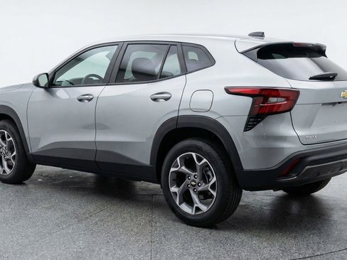 Used 2025 Chevrolet Trax LT image 6