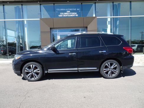 Used 2017 Nissan Pathfinder Platinum image 2