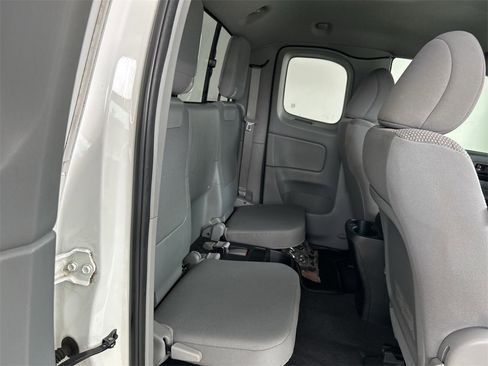 Used 2013 Toyota Tacoma Base image 32