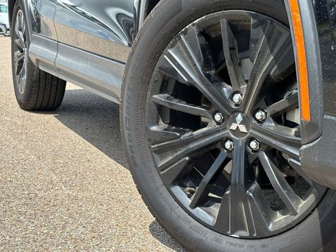 Used 2022 Mitsubishi Eclipse Cross LE image 2