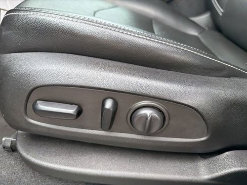 Used 2022 GMC Terrain SLT image 25