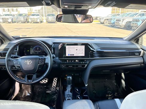 Used 2025 Toyota Camry SE FWD image 14