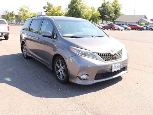 Certified 2017 Toyota Sienna SE Premium FWD image 3