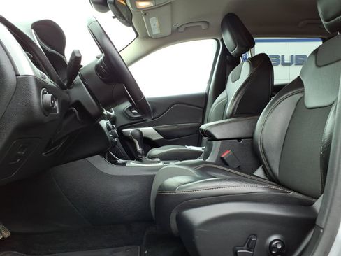 Used 2018 Jeep Cherokee Latitude Plus AWD/4WD image 7