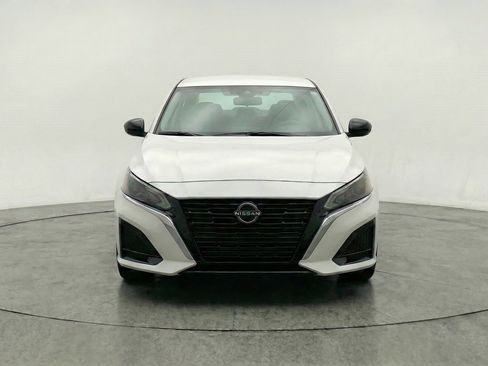 Used 2025 Nissan Altima 2.5 SV FWD image 2