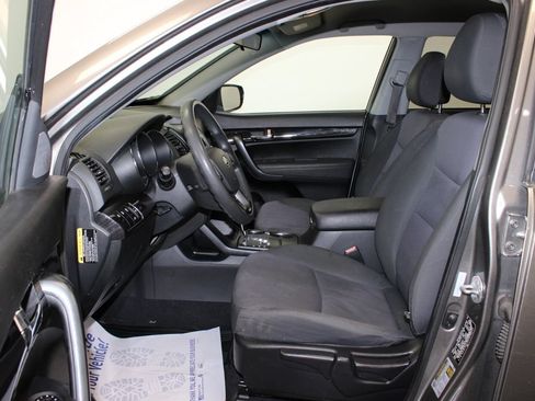 Used 2012 Kia Sorento FWD w/ Third Row Pkg image 2