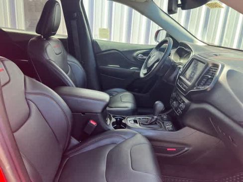 Used 2019 Jeep Cherokee Trailhawk AWD/4WD image 21