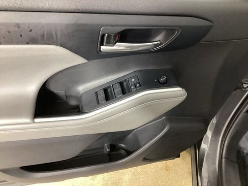 Used 2022 Toyota Highlander XLE AWD/4WD image 11