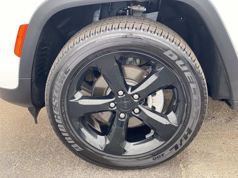 Certified 2025 Jeep Grand Cherokee Altitude image 12