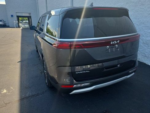 Used 2023 Kia Carnival EX FWD image 3