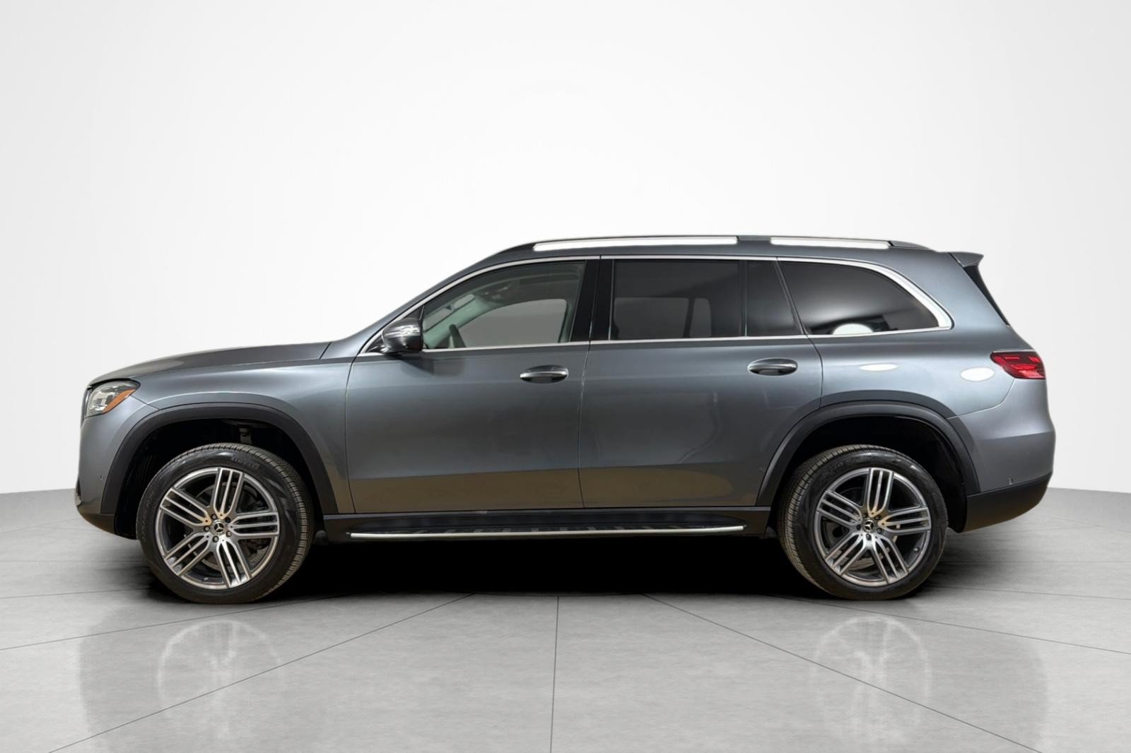 Used 2024 Mercedes-Benz GLS 450 4MATIC image 2