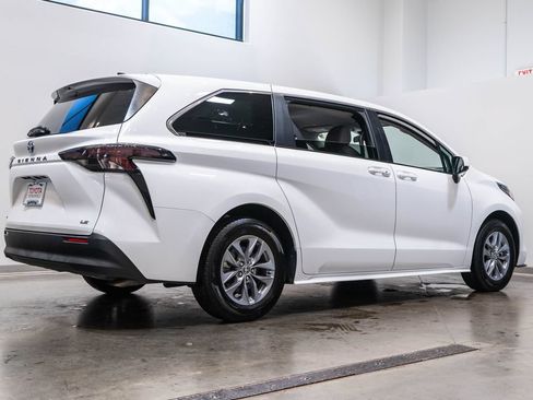 Certified 2025 Toyota Sienna LE FWD image 9
