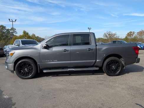 Used 2018 Nissan Titan SL image 6