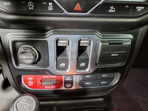 Used 2022 Jeep Wrangler Rubicon AWD/4WD image 23