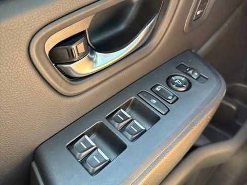 Used 2025 Honda Pilot Touring image 19