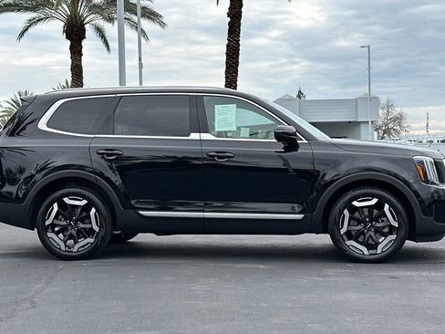 Used 2023 Kia Telluride EX w/ EX Captain's Chair Package image 2