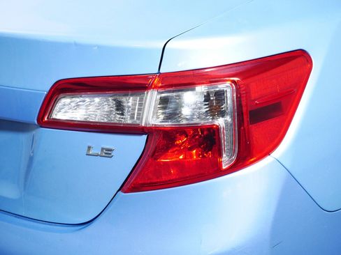 Used 2013 Toyota Camry LE image 17