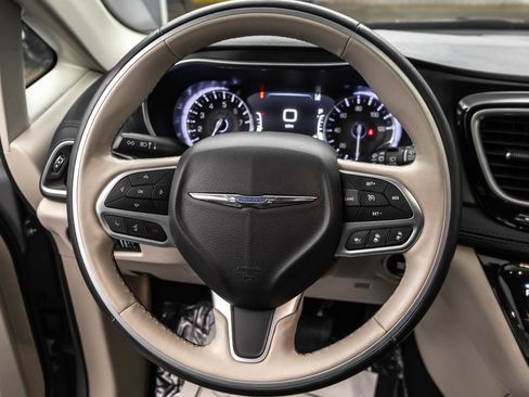 Used 2020 Chrysler Pacifica Limited w/ Advanced Safetytec Group FWD image 25