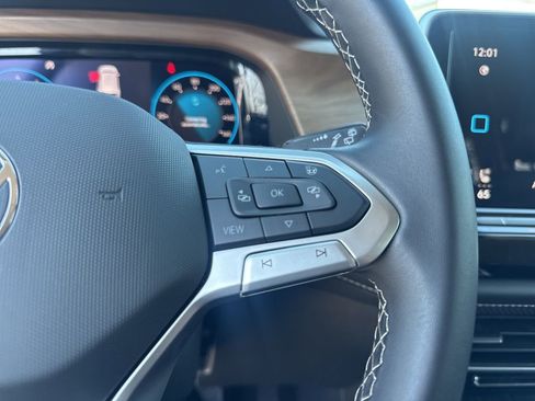 Used 2025 Volkswagen Atlas SE image 22