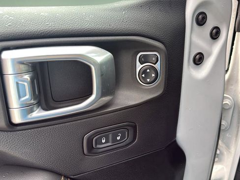 Used 2024 Jeep Wrangler Unlimited Sahara AWD/4WD image 16