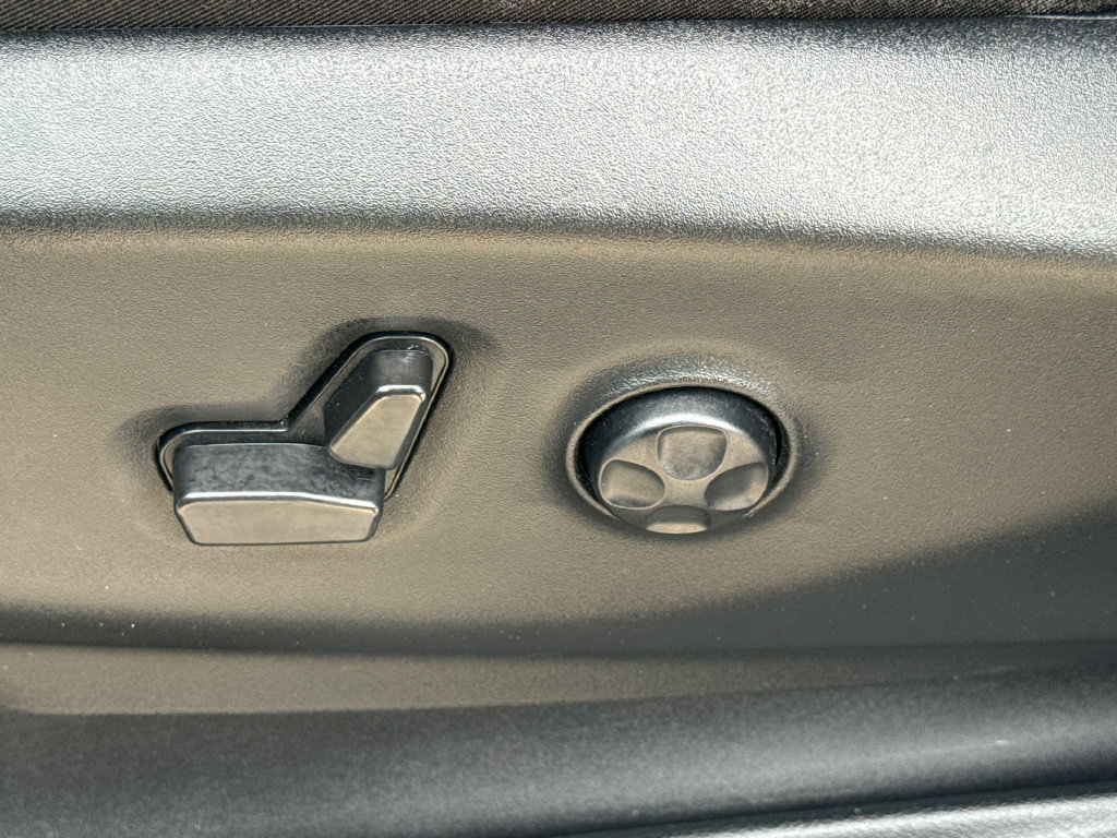 Used 2024 Chrysler Pacifica Limited FWD image 24