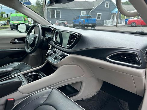 Used 2023 Chrysler Pacifica Limited FWD image 17