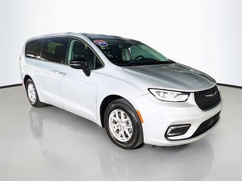 Used 2024 Chrysler Pacifica Touring-L FWD image 2