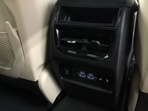 Used 2023 Jeep Grand Cherokee Limited w/ Black Appearance Package AWD/4WD image 22