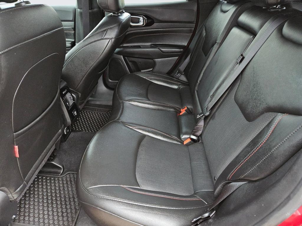 Used 2025 Jeep Compass Trailhawk AWD/4WD image 35