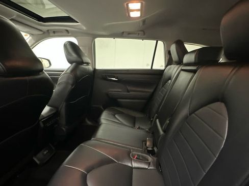 Used 2022 Toyota Highlander XLE AWD/4WD image 10