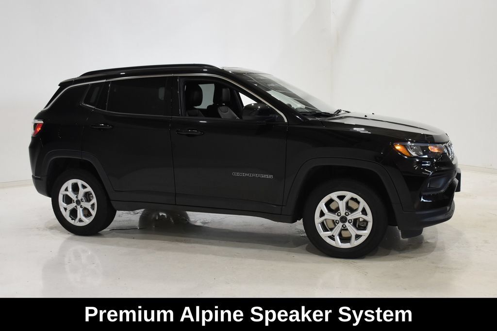 Used 2025 Jeep Compass Latitude w/ Sun & Sound Group AWD/4WD image 3