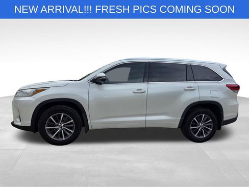 Used 2018 Toyota Highlander XLE FWD image 3