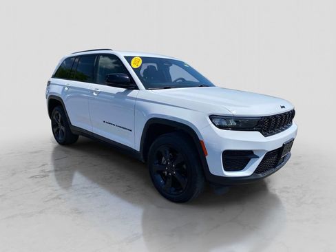 Used 2023 Jeep Grand Cherokee Altitude AWD/4WD image 8