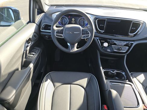 New 2026 Chrysler Pacifica Limited image 24