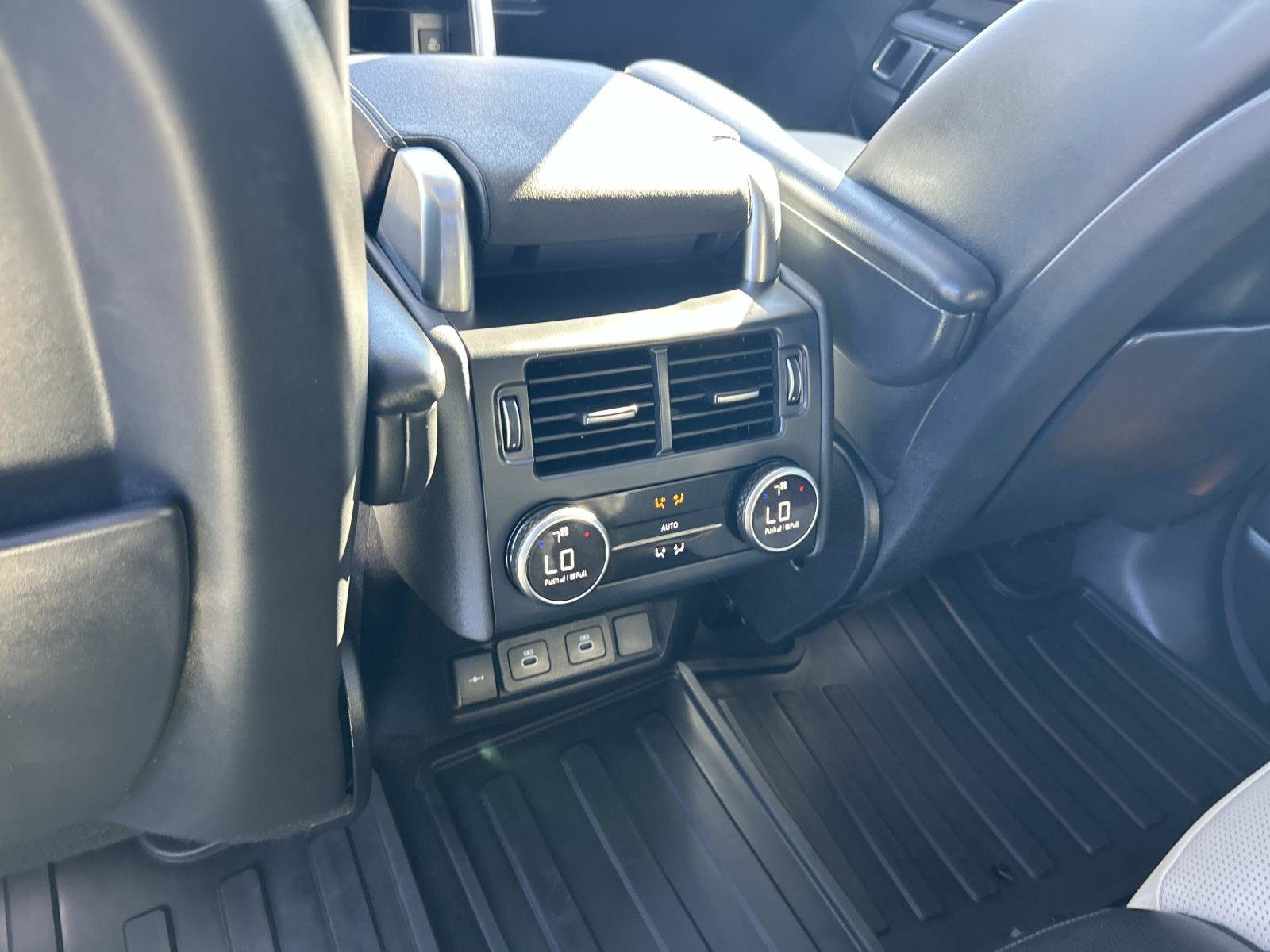 Used 2025 Land Rover Discovery Dynamic SE AWD/4WD image 25