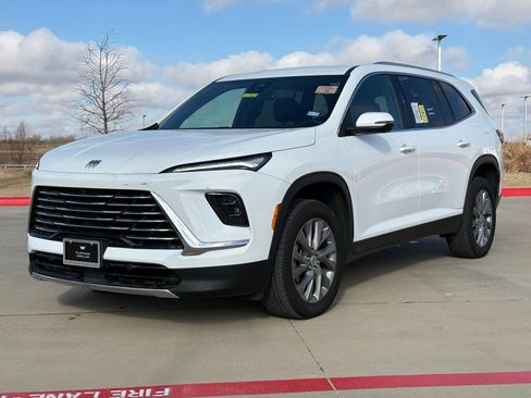 Used 2025 Buick Enclave Preferred image 3