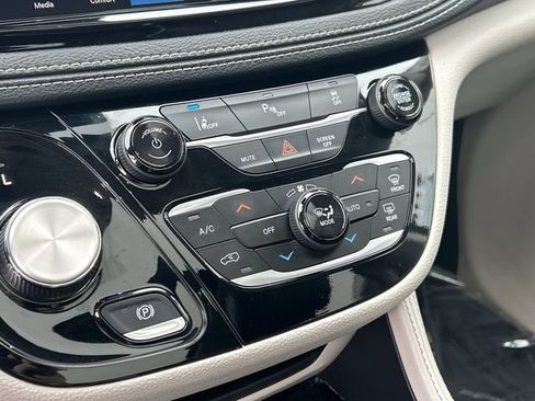 Used 2023 Chrysler Pacifica Limited FWD image 29