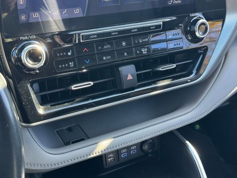 Certified 2022 Toyota Highlander Platinum image 35