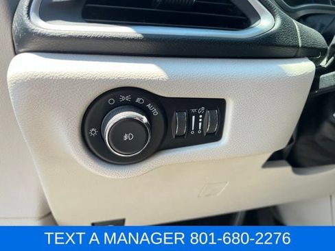 Used 2018 Chrysler Pacifica Touring-L FWD image 21