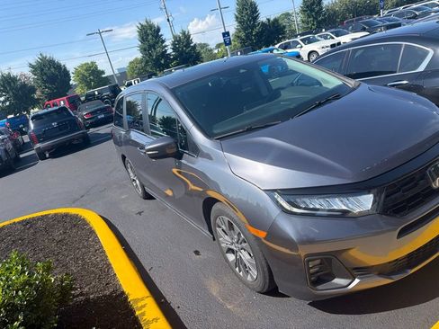 Used 2025 Honda Odyssey Touring image 3