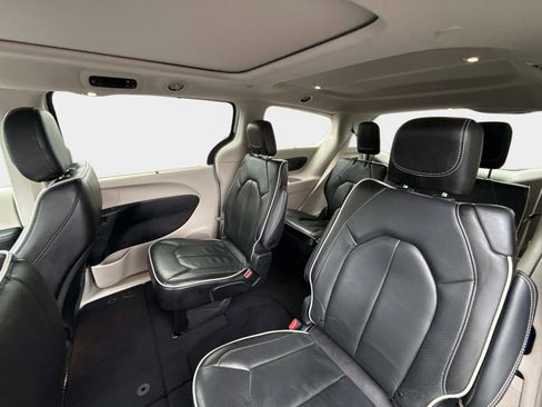Used 2022 Chrysler Pacifica Limited image 16