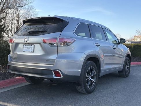Used 2016 Toyota Highlander XLE image 3