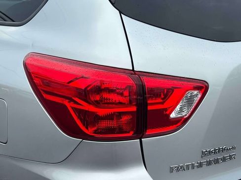Used 2020 Nissan Pathfinder SL FWD image 10
