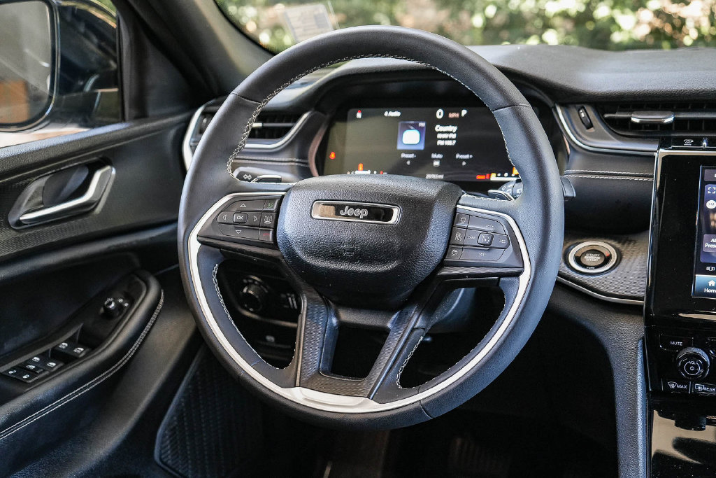 Used 2023 Jeep Grand Cherokee L Laredo AWD/4WD image 14